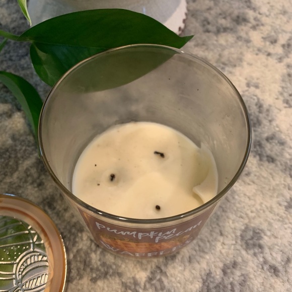 Bath and Body Works Candle - Picture 2 of 2
